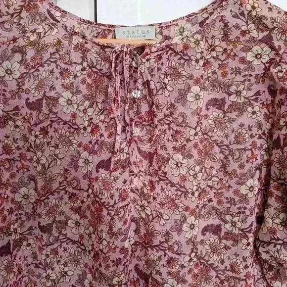 Status  by Chenault Floral Top - Picture 3 of 4